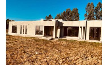 OPORTUNIDAD: Parcela con casa de campo (en const)