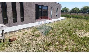OPORTUNIDAD: Parcela con casa de campo (en const)