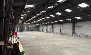 Galpón/ 900m2/ 6 Oficinas/ Bodegas Metro Santa Isabel