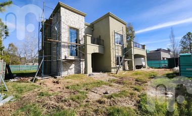 VENTA CASA DE 4 DORMITORIOS EN MIRALAGOS