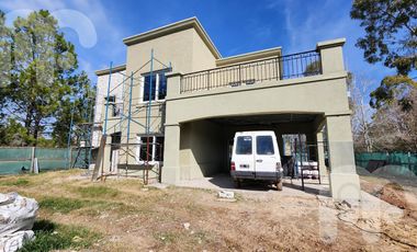 VENTA CASA DE 4 DORMITORIOS EN MIRALAGOS