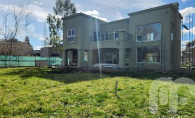 VENTA CASA DE 4 DORMITORIOS EN MIRALAGOS