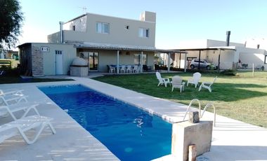Casa en Alquiler Anual en La Alameda – 5 Amb – Amoblada – Canning