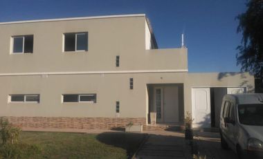 Casa en Alquiler Anual en La Alameda – 5 Amb – Amoblada – Canning
