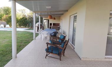Casa en Alquiler Anual en La Alameda – 5 Amb – Amoblada – Canning