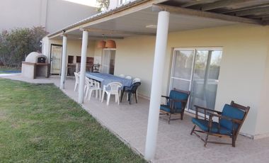 Casa en Alquiler Anual en La Alameda – 5 Amb – Amoblada – Canning