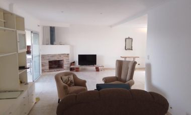 Casa en Alquiler Anual en La Alameda – 5 Amb – Amoblada – Canning