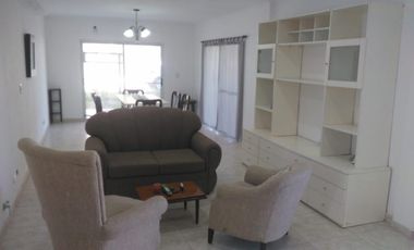 Casa en Alquiler Anual en La Alameda – 5 Amb – Amoblada – Canning