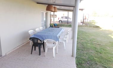 Casa en Alquiler Anual en La Alameda – 5 Amb – Amoblada – Canning