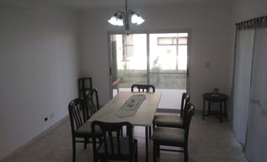 Casa en Alquiler Anual en La Alameda – 5 Amb – Amoblada – Canning