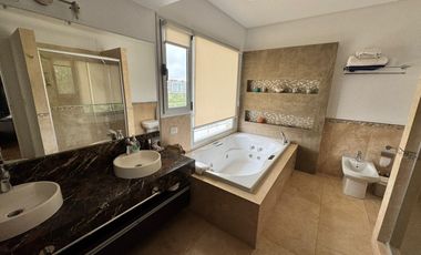Casa en  tipas nordelta 280 m2 cub. vista al lago venta / alquila