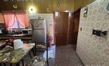 Venta de Casa 3 ambientes con Cochera y Patio en Sarandi