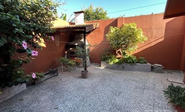 Venta de Casa 3 ambientes con Cochera y Patio en Sarandi