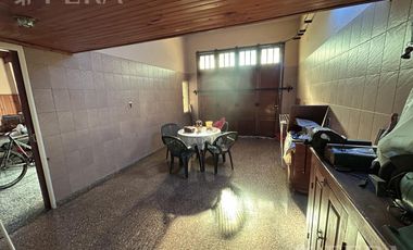 Venta de Casa 3 ambientes con Cochera y Patio en Sarandi