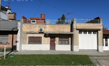 Venta de Casa 3 ambientes con Cochera y Patio en Sarandi