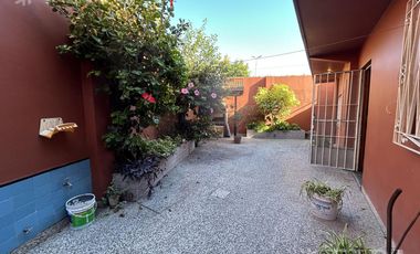 Venta de Casa 3 ambientes con Cochera y Patio en Sarandi