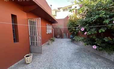 Venta de Casa 3 ambientes con Cochera y Patio en Sarandi
