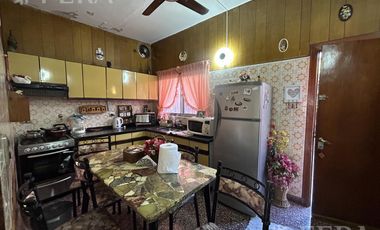 Venta de Casa 3 ambientes con Cochera y Patio en Sarandi