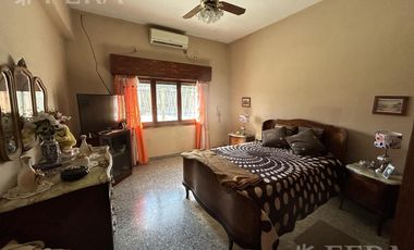 Venta de Casa 3 ambientes con Cochera y Patio en Sarandi