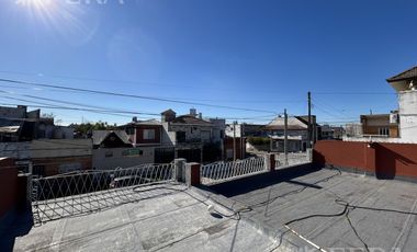 Venta de Casa 3 ambientes con Cochera y Patio en Sarandi