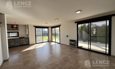 Alquiler Casa 4 ambientes con Cocheras, Piscina, Jardin, Barrio Privado Los Troncos Berazategui