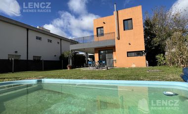 Alquiler Casa 4 ambientes con Cocheras, Piscina, Jardin, Barrio Privado Los Troncos Berazategui