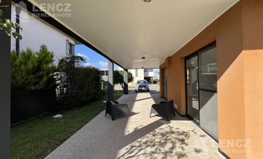 Alquiler Casa 4 ambientes con Cocheras, Piscina, Jardin, Barrio Privado Los Troncos Berazategui