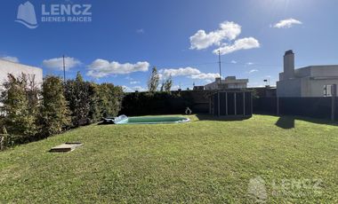 Alquiler Casa 4 ambientes con Cocheras, Piscina, Jardin, Barrio Privado Los Troncos Berazategui