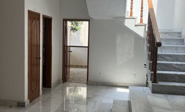 VENTA CASA CON 5 RECAMARAS-PARQUES HERRADURA