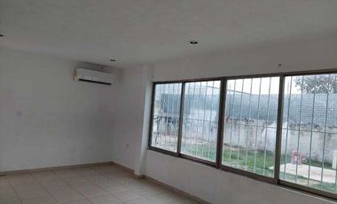 Terreno  con oficinas en renta. Excelente ubicación