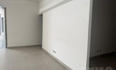 Local en Plaza Comercial sobre Av Las Americas