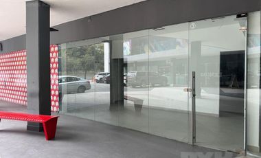 Local en Plaza Comercial sobre Av Las Americas