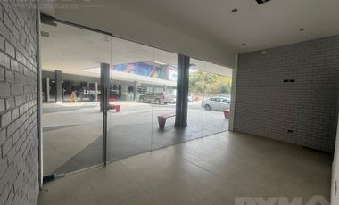 Local en Plaza Comercial sobre Av Las Americas