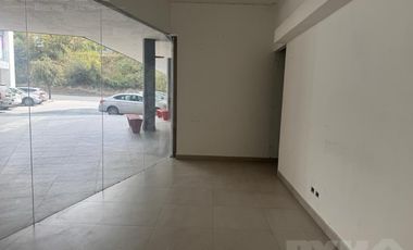 Local en Plaza Comercial sobre Av Las Americas