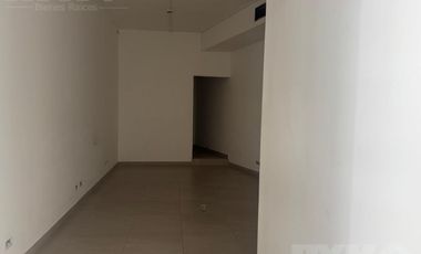Local en Plaza Comercial sobre Av Las Americas