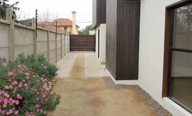 Venta de casa de 132 m2. c/u, estilo moderno, zona residencial  de adultos mayores, Quillota.
