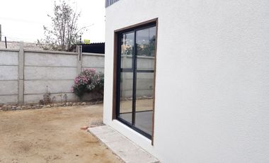 Venta de casa de 132 m2. c/u, estilo moderno, zona residencial  de adultos mayores, Quillota.