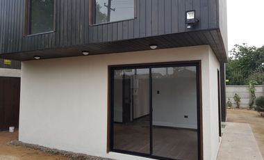 Venta de casa de 132 m2. c/u, estilo moderno, zona residencial  de adultos mayores, Quillota.