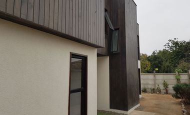 Venta de casa de 132 m2. c/u, estilo moderno, zona residencial  de adultos mayores, Quillota.