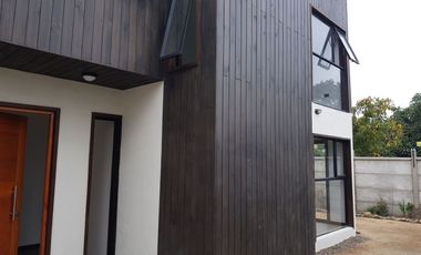 Venta de casa de 132 m2. c/u, estilo moderno, zona residencial  de adultos mayores, Quillota.