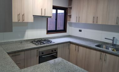 Venta de casa de 132 m2. c/u, estilo moderno, zona residencial  de adultos mayores, Quillota.