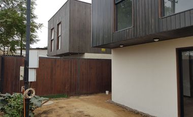Venta de casa de 132 m2. c/u, estilo moderno, zona residencial  de adultos mayores, Quillota.