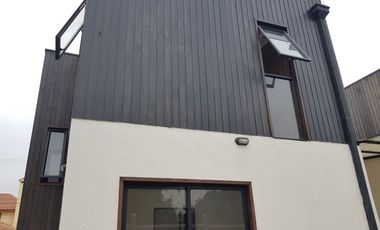 Venta de casa de 132 m2. c/u, estilo moderno, zona residencial  de adultos mayores, Quillota.