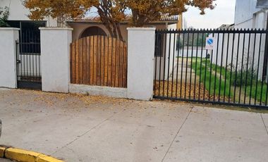 A DOS CUADRAS DE LA PLAZA Y A UNA DE LA MUNICIPALIDAD