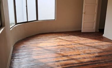 A DOS CUADRAS DE LA PLAZA Y A UNA DE LA MUNICIPALIDAD