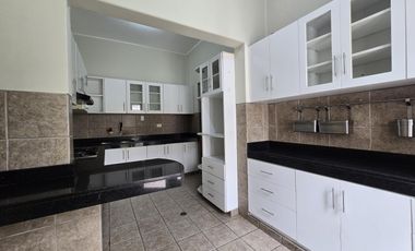 ALQUILO CASA EN SAN ISIDRO