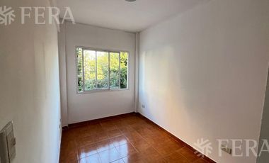 Alquiler departamento 3 ambientes con balcón en Wilde