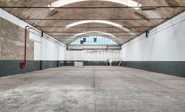 Deposito en alquiler de 540 m2, dentro de predio con seguridad, Olivos