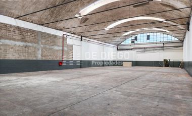 Deposito en alquiler de 540 m2, dentro de predio con seguridad, Olivos
