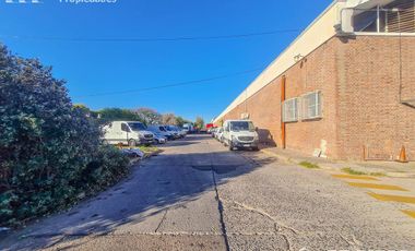 Deposito en alquiler de 540 m2, dentro de predio con seguridad, Olivos